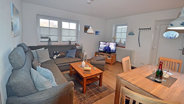 A living room with a sofa, a coffee table, a television, and a dining table with chairs. - 900 meters to the beach, 2 bedrooms, sleeps up to 4, Wi-Fi, pets allowed by arrangement (Breege)