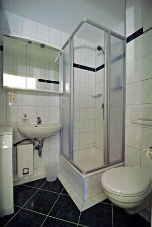 Bathroom - Ground-floor vacation rental in a very quiet location with a washing machine and a terrace (Wiek)
