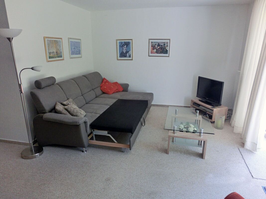Fernseher, Kamin, Bücher, Stereoanlage
