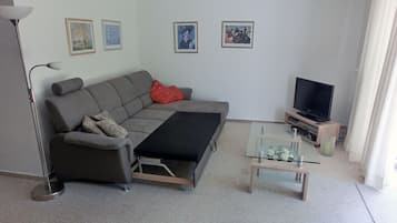 Fernseher, Kamin, Bücher, Stereoanlage