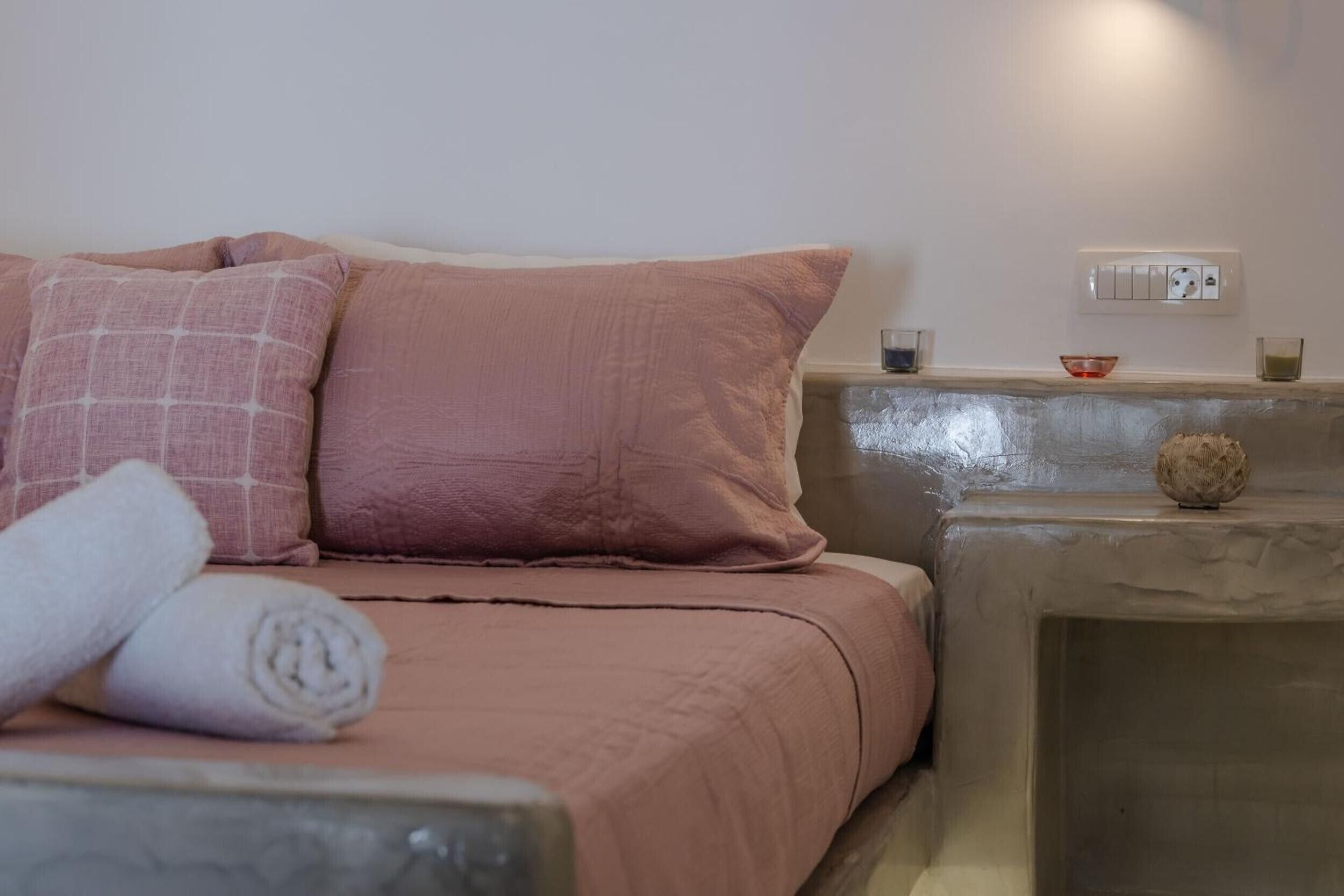 Tabla de planchar con plancha, wifi y ropa de cama 