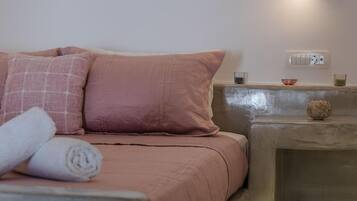 Tabla de planchar con plancha, wifi y ropa de cama
