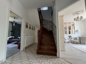 Eine Treppe mit Holzgeländer und Wandverkleidung.
