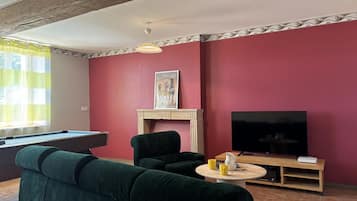 TV, fireplace