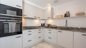 Coffee/tea maker, fridge, oven, dishwasher - Modern penthouse with mountain view - 6 guests (Marbella)