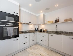 Private kitchen - Modern penthouse with mountain view - 6 guests (Marbella)