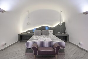 Ein modernes Schlafzimmer mit Bett, Nachttischen, einem Sessel und einem außergewöhnlichen Wanddesign.