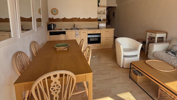 A compact living space with a dining area, kitchenette, and seating area. - Charming lodging in Megève - 6 guests (Megève)