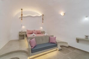 A bedroom with a bed, bedside tables, and wall-mounted lighting. - Apartment 'Holiday Home 28sqm' with Wi-Fi and Air Conditioning (Fira)