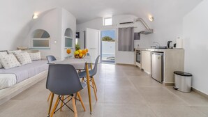 Ein moderner, offener Wohnbereich mit Essbereich, Küchenzeile und Blick ins Freie.