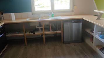 Wasserkocher mit Kaffee-/Teezubehör, Kühlschrank, Mikrowelle, Ofen