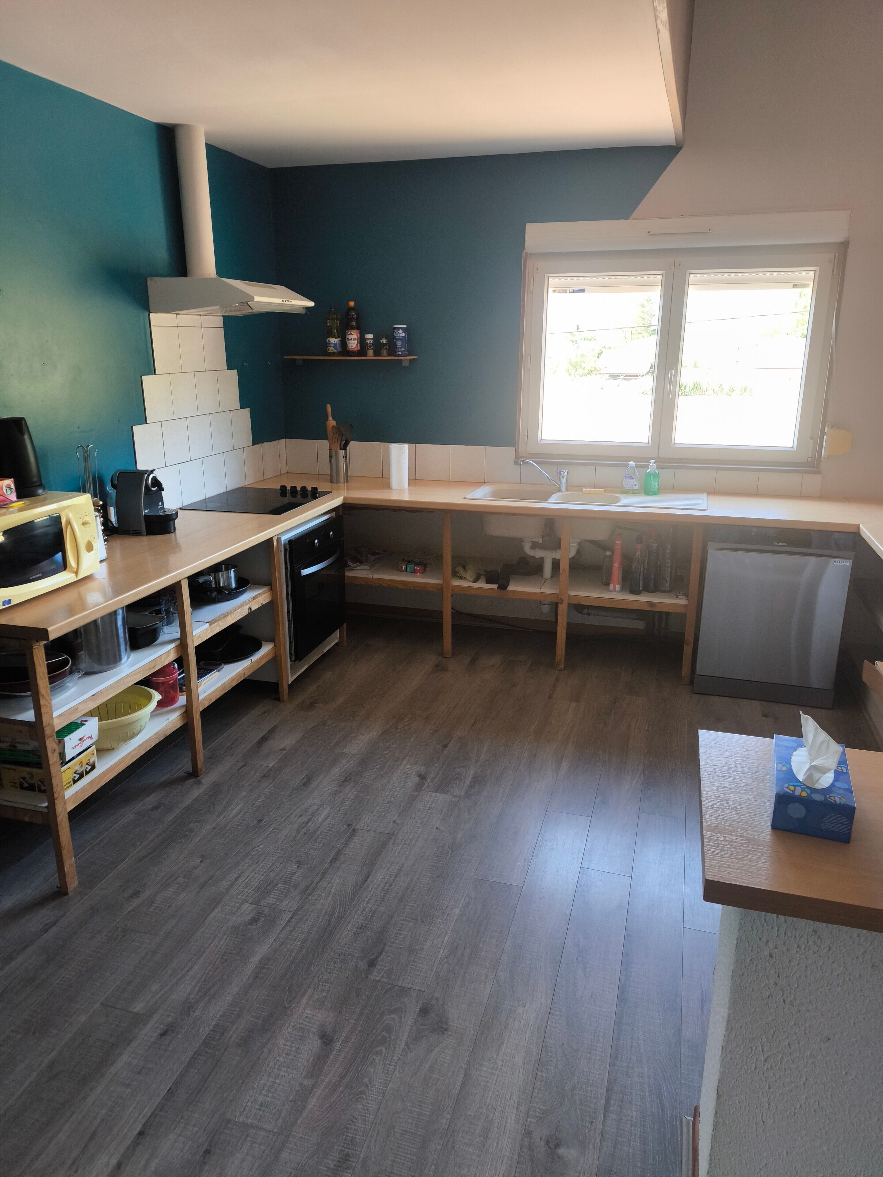 Wasserkocher mit Kaffee-/Teezubehör, Kühlschrank, Mikrowelle, Ofen