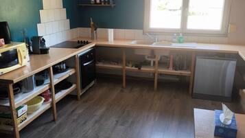 Wasserkocher mit Kaffee-/Teezubehör, Kühlschrank, Mikrowelle, Ofen