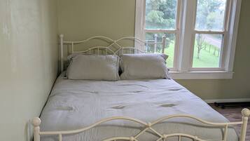 3 bedrooms, desk, free WiFi, bed sheets
