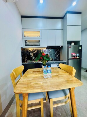 ดีลักซ์อพาร์ทเมนท์, ระเบียง | ร้านอาหาร
