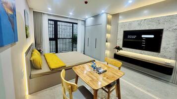 Superior Apartment, 1 King Bed | Desk, laptop workspace, blackout drapes, soundproofing