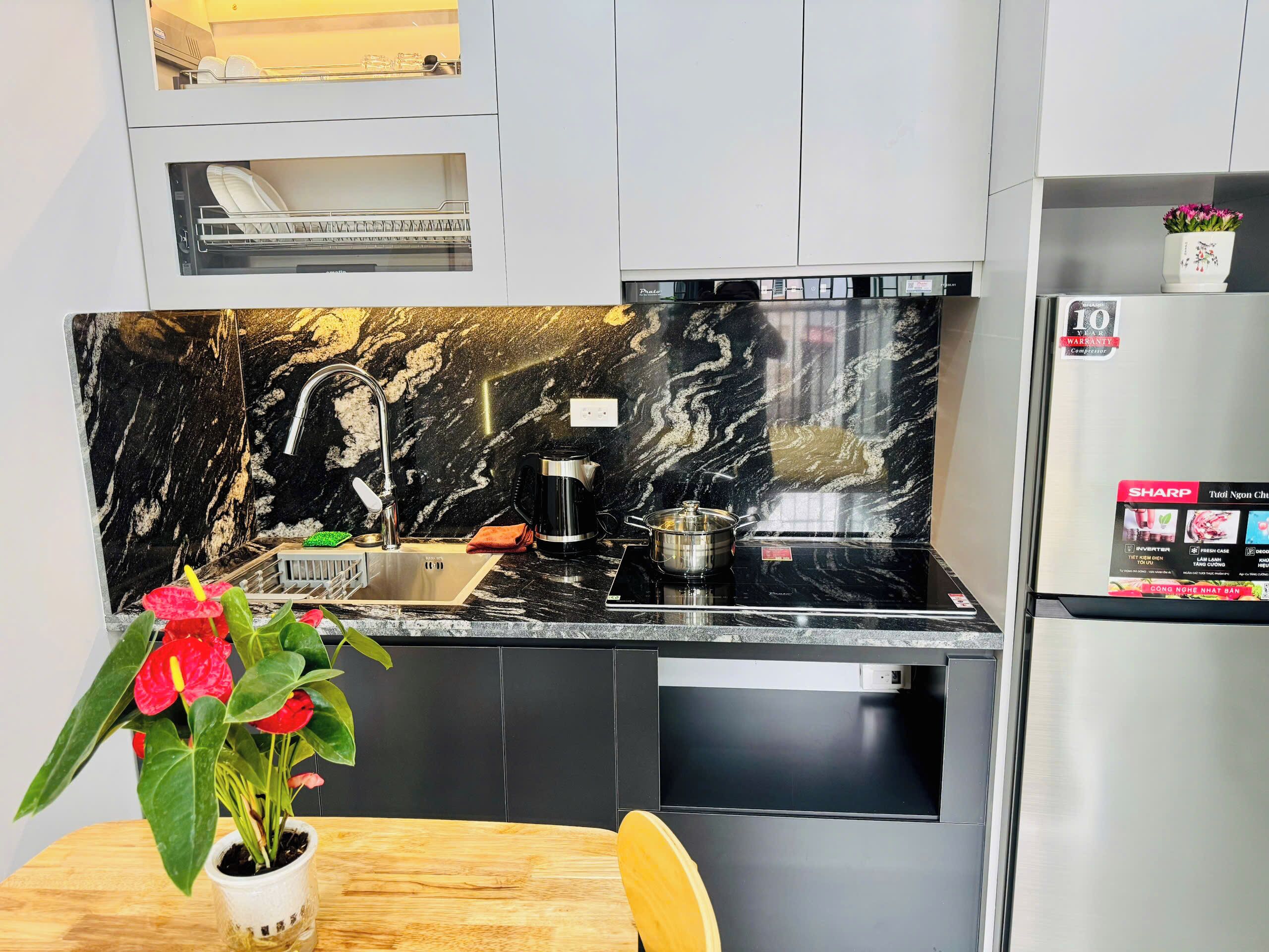 Deluxe Apartment, Balcony | Private kitchen | Fridge, microwave, stovetop, rice cooker