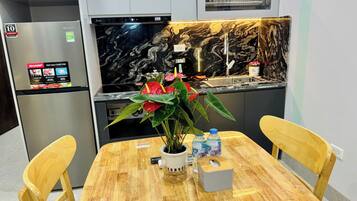 Superior Apartment, 1 King Bed | Dining