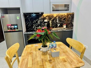 Apartemen Superior, 1 Tempat Tidur King | Tempat makan