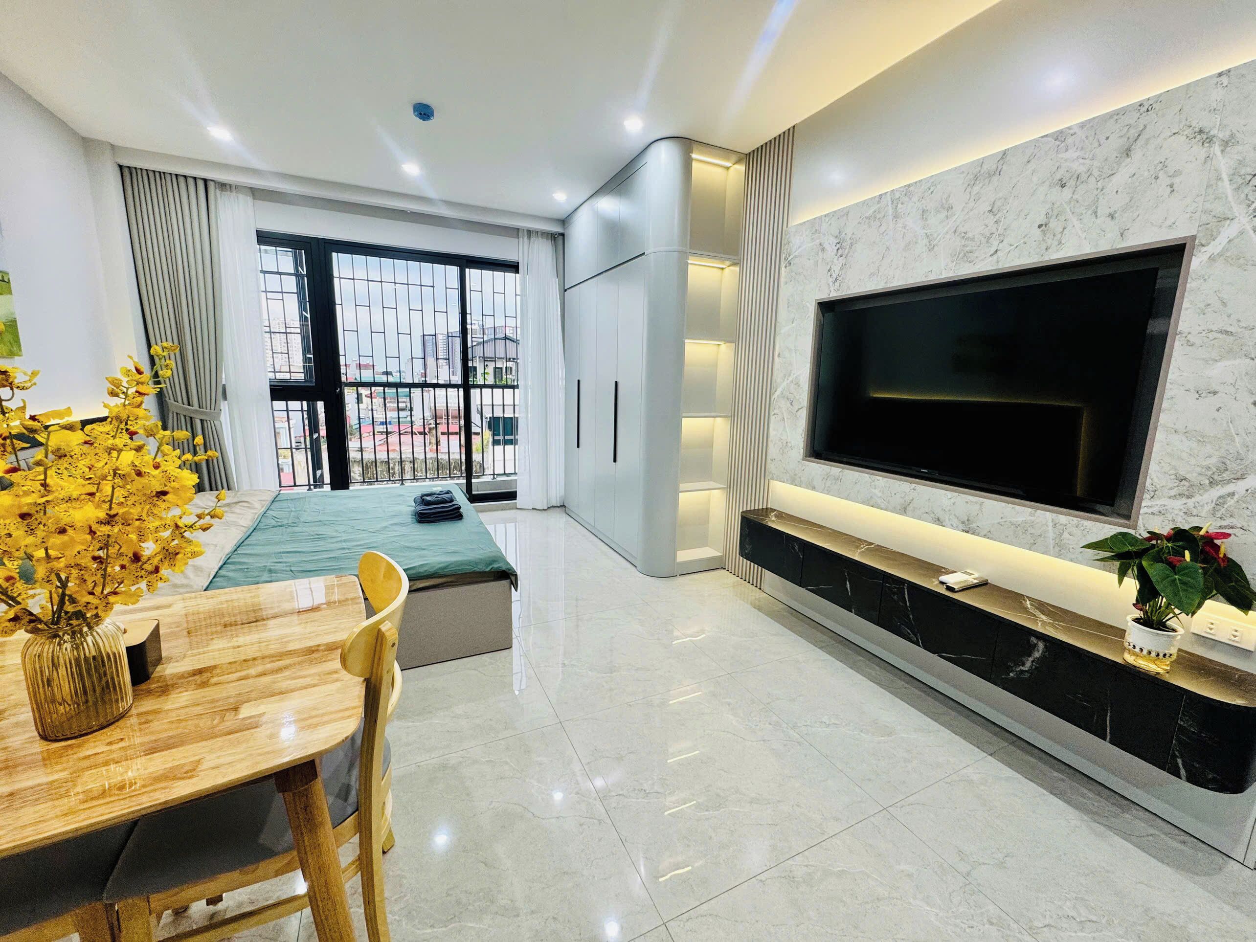 Deluxe Apartment, Balcony, City View | Living area | 40-inch Smart TV with digital channels, Netflix, streaming services
