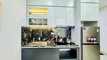 Deluxe Apartment, Balcony, City View | Private kitchen | Fridge, microwave, stovetop, rice cooker