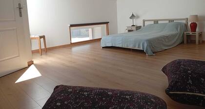 Charming little country house 2 km from the canal