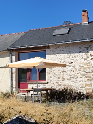 Outdoor dining - Charming little country house 2 km from the canal (Blain)