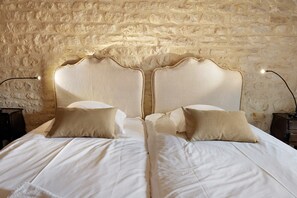 A double bed with a headboard against a textured wall, two bedside lamps, and two pillows. - Cottage "La Ferme" with Lake View, Private Terrace, and Wi-Fi (Ponts sur Seulles)