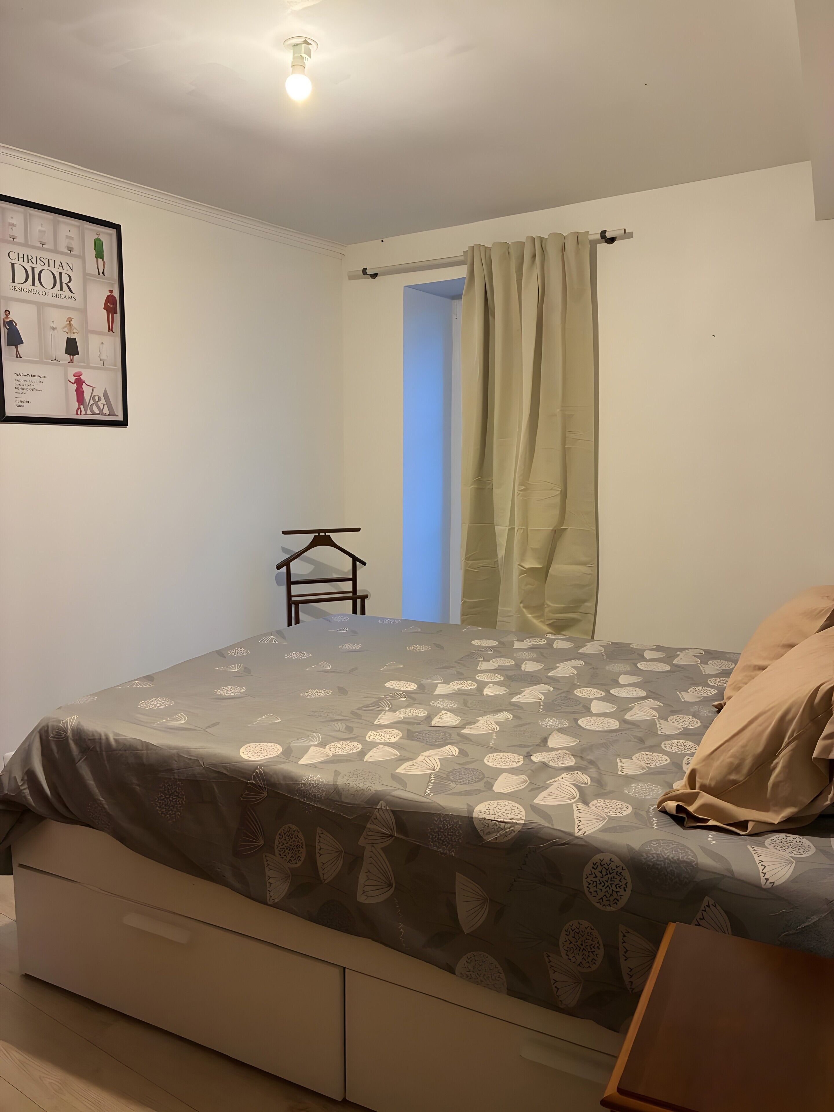 Tabla de planchar con plancha, wifi, ropa de cama