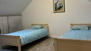 Ferros/tábuas de passar roupa, Wi-Fi, roupa de cama