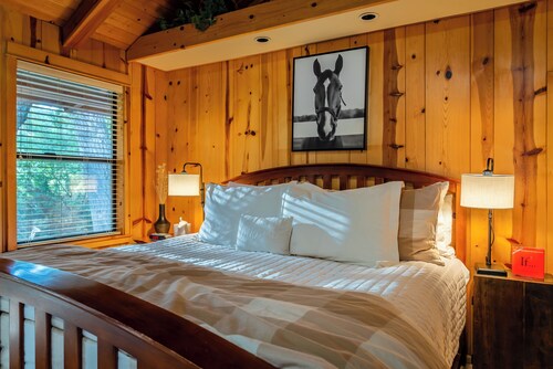Private Patio + Kitchenette + Dining | Vineyards + Coast Nearby | Creekside Room