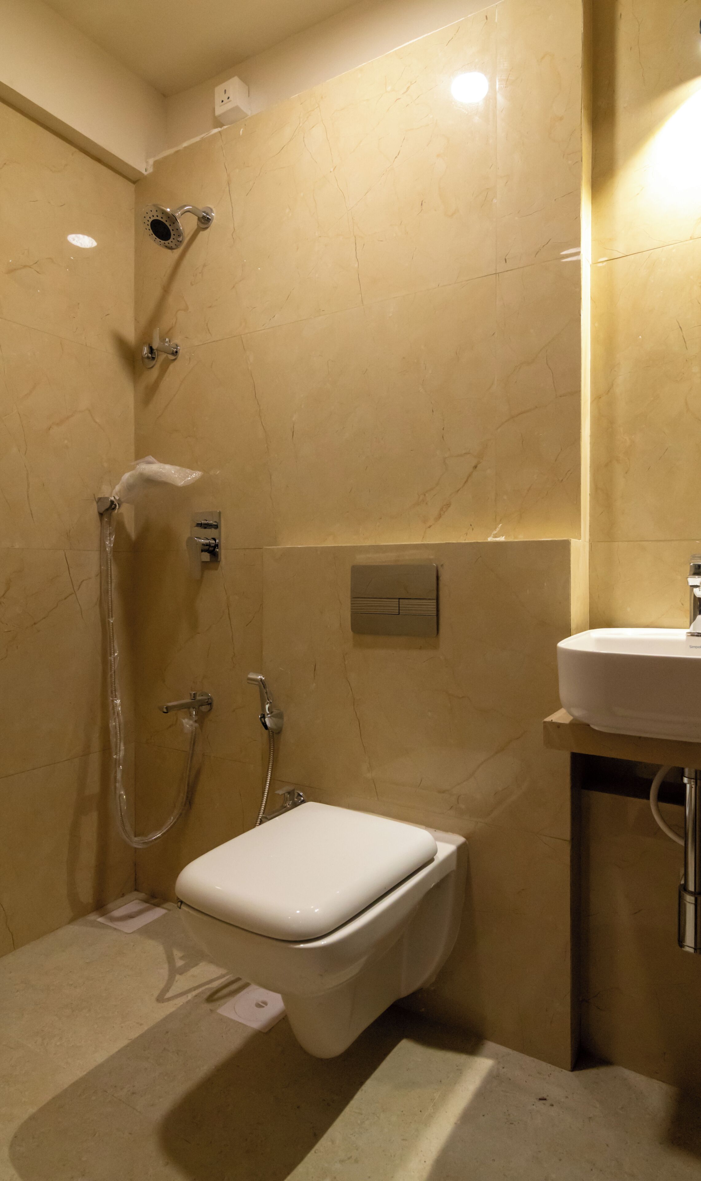Een badkamer met toilet, douche en wastafel.