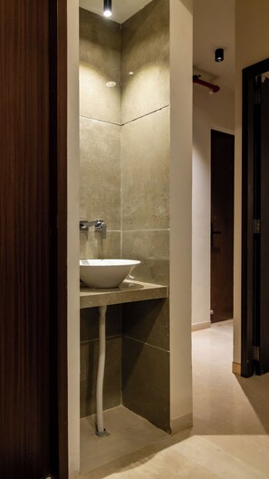 Shower, towels - Union at BKC (Mumbai)