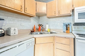 Coffee/tea maker, fridge, microwave, oven - New! 4BR/2BA condo on Shug Jordan, sleeps 8, 4 condo parking passes! (Auburn)