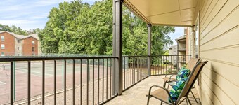 New! 4BR/2BA condo on Shug Jordan, sleeps 8, 4 condo parking passes!