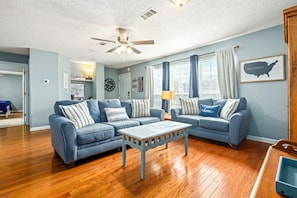Smart TV - New! 4BR/2BA condo on Shug Jordan, sleeps 8, 4 condo parking passes! (Auburn)