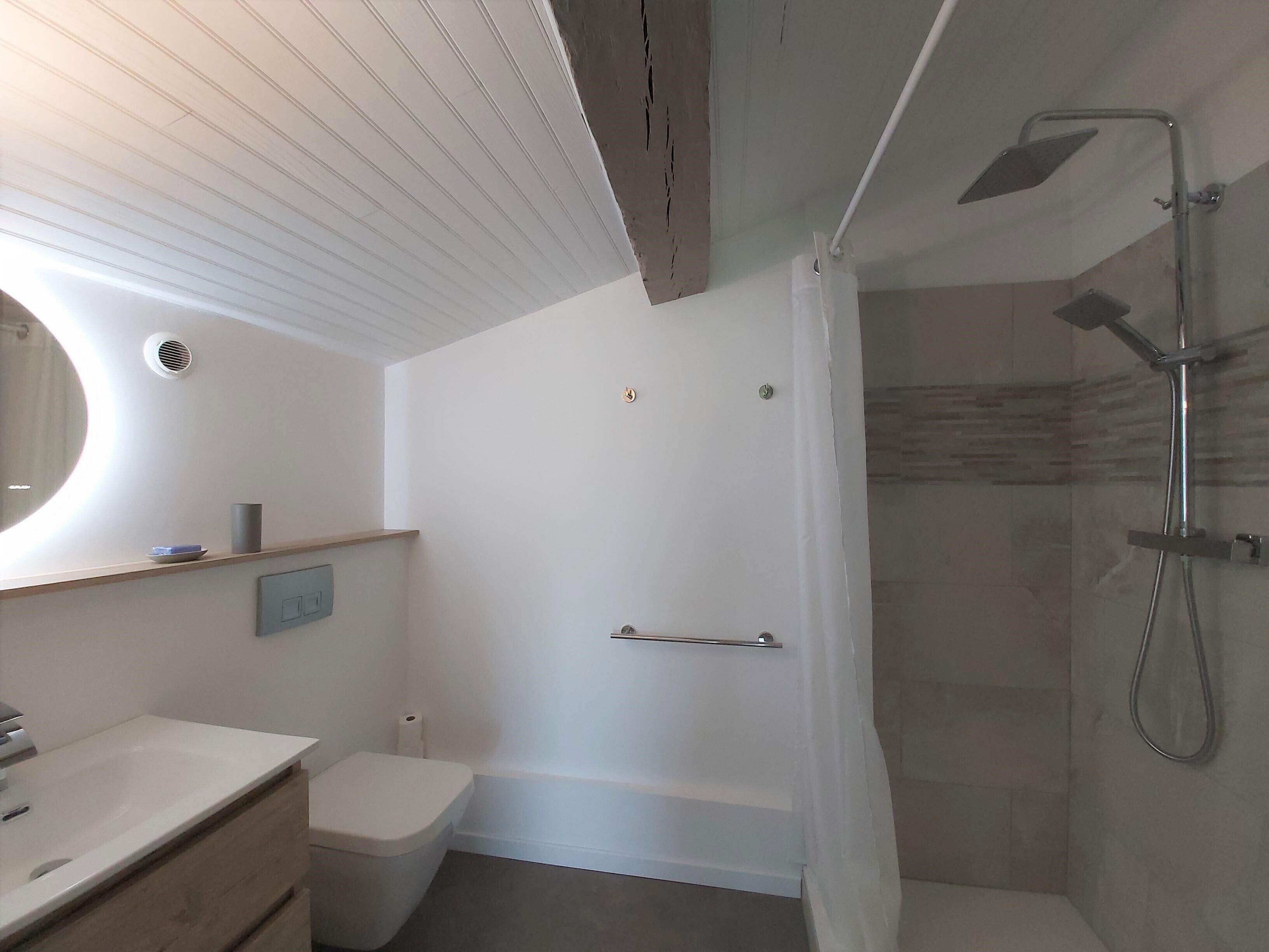 Douche, serviettes fournies