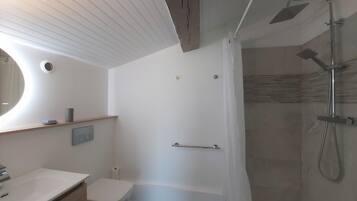 Douche, serviettes fournies