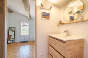 Douche, serviettes fournies
