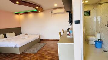Deluxe Suite | Desk, free WiFi, bed sheets