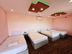 Habitación cuádruple, vista al valle | Escritorio, wifi gratis y ropa de cama 