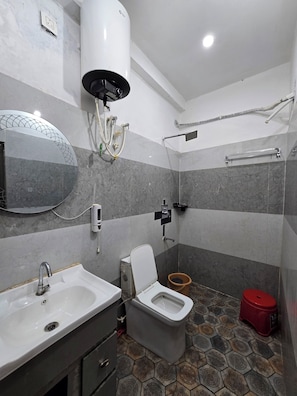 Habitación doble Deluxe | Baño | Tina y regadera independientes, amenidades de baño gratuitas, pantuflas 