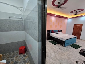 Habitación doble Deluxe | Caja de seguridad en la habitación y escritorio 