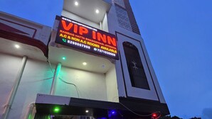 En bygning med et tydeligt skilt for 'VIP INN' og kontaktoplysninger.