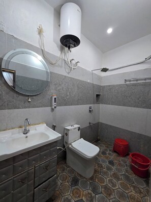 Phòng 4 Deluxe | Phòng tắm | Bồn tắm và buồng tắm vòi sen riêng, đồ dùng nhà tắm miễn phí 