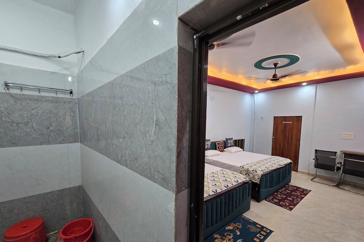 Habitación cuádruple Deluxe | Caja de seguridad en la habitación y escritorio 