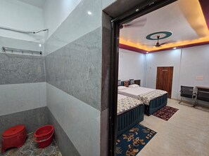 Habitación cuádruple Deluxe | Caja de seguridad en la habitación y escritorio 