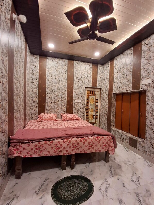 Standard Room, City View | Free WiFi - Shree Guest House (Varanasi)