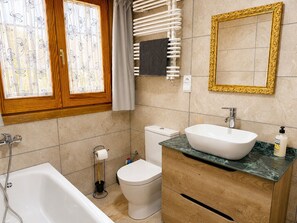 Ein Badezimmer mit Badewanne, Waschbecken, Toilette und Dusche.