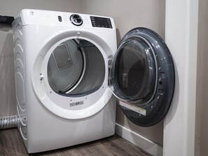 Eine Frontladewaschmaschine in Weiß mit Bedienfeld und Tür.